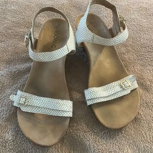 Vionic Noble Laurie white wedges